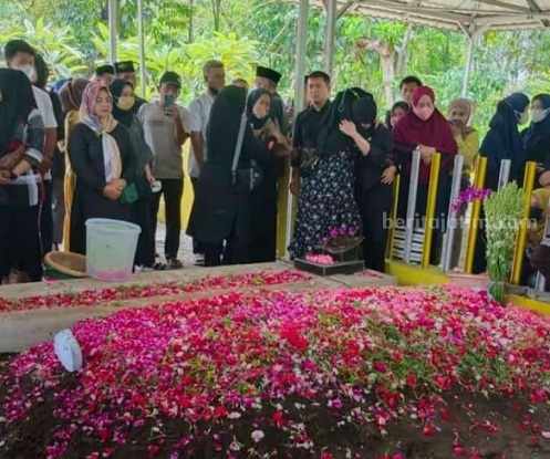 Eks Bupati Jombang Nyono Suharli Dimakamkan di Samping Makam Istri