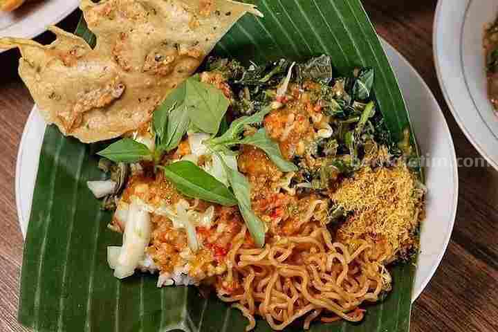 Pecel, menu makanan tradisional yang banyak dijumpai ragamnya di Jawa Timur. (Instagram gembulfoodie)