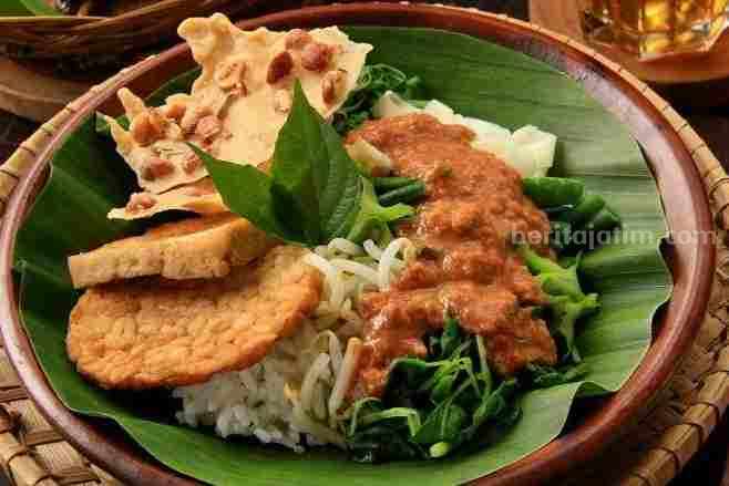 Resep Nasi Pecel Khas Kediri, Rasa Lezat Menggugah Selera Ilustrasi pecel jalan dhoho yang sedang viral dengan harganya yang tak wajar. (Istimewa)