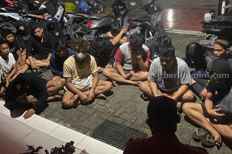 Usai Sahur, Puluhan Anak di Blitar Terlibat Perang Sarung perang sarung