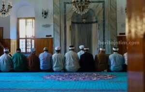 Ilustrasi sholat berjamaah. (Sumber foto: Pir Sumeyra/pexels.com)