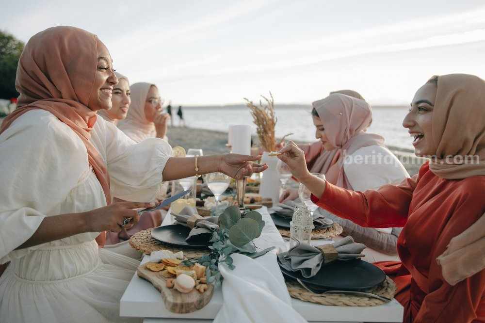 Ilustrasi buka bersama. (Sumber foto: PNW Production/pexels.com)