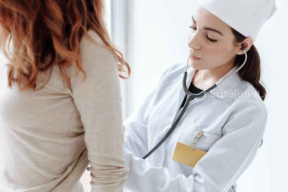 Ilustrasi Dokter yang sedang memeriksa pasien. (Sumber foto: Thirdman/pexels.com)