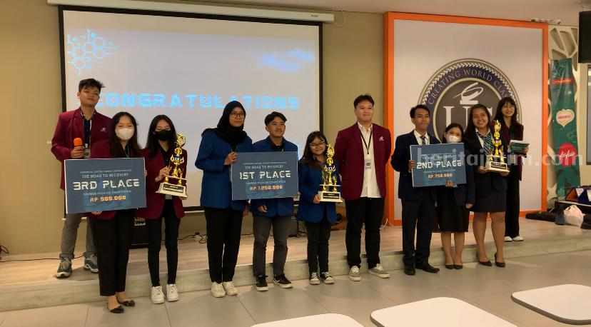 Mahasiswa Polinema saat menerima penghargaan juara (Foto: Istimewa)
