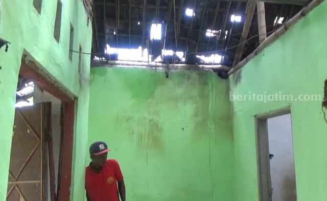 Rumah Warga di Jombang Berantakan Tersambar Petir rumah petir