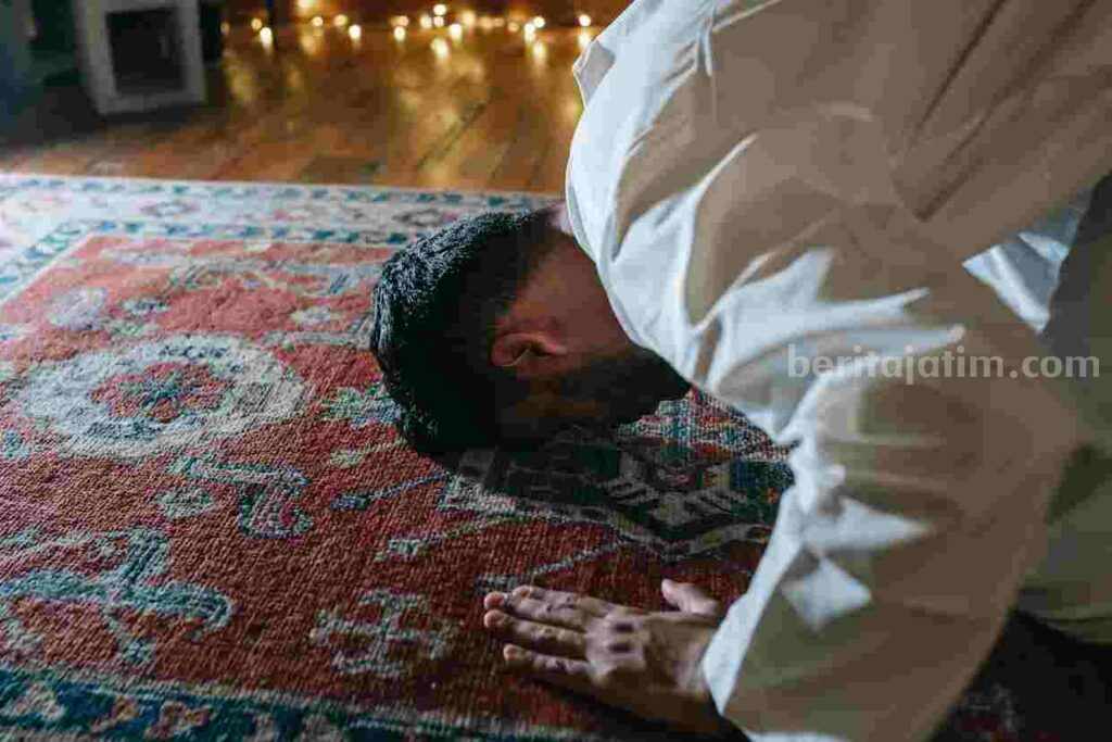 Berikut Pahala, Berkah dan Kebaikan Ibadah Salat Subuh Ilustrasi muslim yang sedang melakukan shalat (sumber: Pexels)