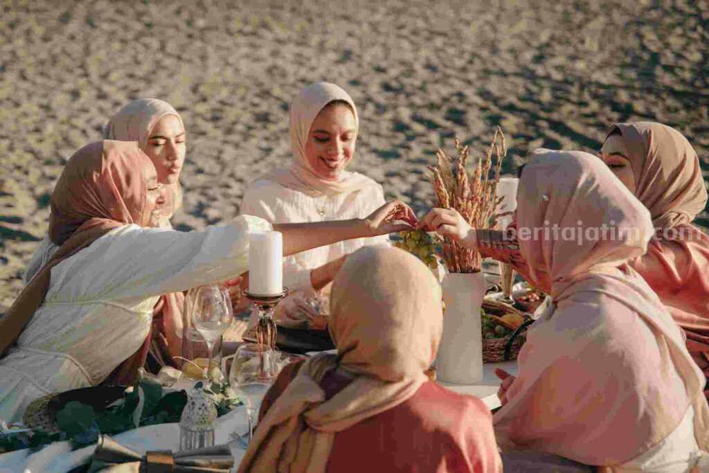 Jadi Tradisi Bulan Ramadhan, Ini Rekomendasi Tempat Buka Bersama di Surabaya Ilustrasi buka bersama teman di bulan Ramadhan. (Sumber foto: PNW Production/pexels.com)