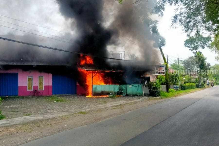warung terbakar