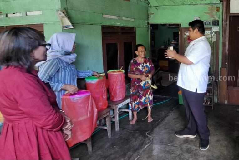 Sambangi Mbah Soenarti Pembuat Peyek Berusia 75 Tahun, Wasek PDIP Surabaya Dukung Digitalisasi UKM Wasek PDIP Surabaya saat mengunjungi usaha Mbah Soenarti di Asem Jaya, Kelurahan Tembok Dukuh, Bubutan.