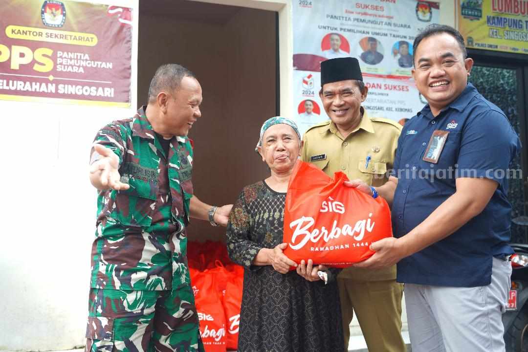 SIG Peduli membagikan sembako kepada warga di Gresik.