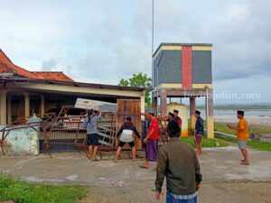 Balai Desa Gersik Putih Sumenep Disegel Warga Warga desa Gersik Putih menyegel balai desa.