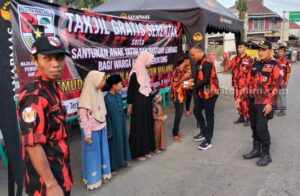 Ribuan takjil dibagikan oleh Pemuda Pancasila Kabupaten Malang, Minggu (9/4/2023).