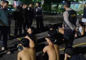 Tawuran Sampang, 10 Remaja Diamankan Polisi Belasan pemuda Sampang saat diperiksa di mapolres Sampang usai tawuran. (Foto: Zamachsari/beritajatim.com)