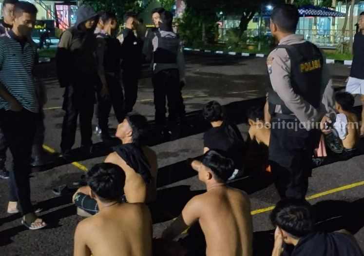 Tawuran Sampang, 10 Remaja Diamankan Polisi Belasan pemuda Sampang saat diperiksa di mapolres Sampang usai tawuran. (Foto: Zamachsari/beritajatim.com)