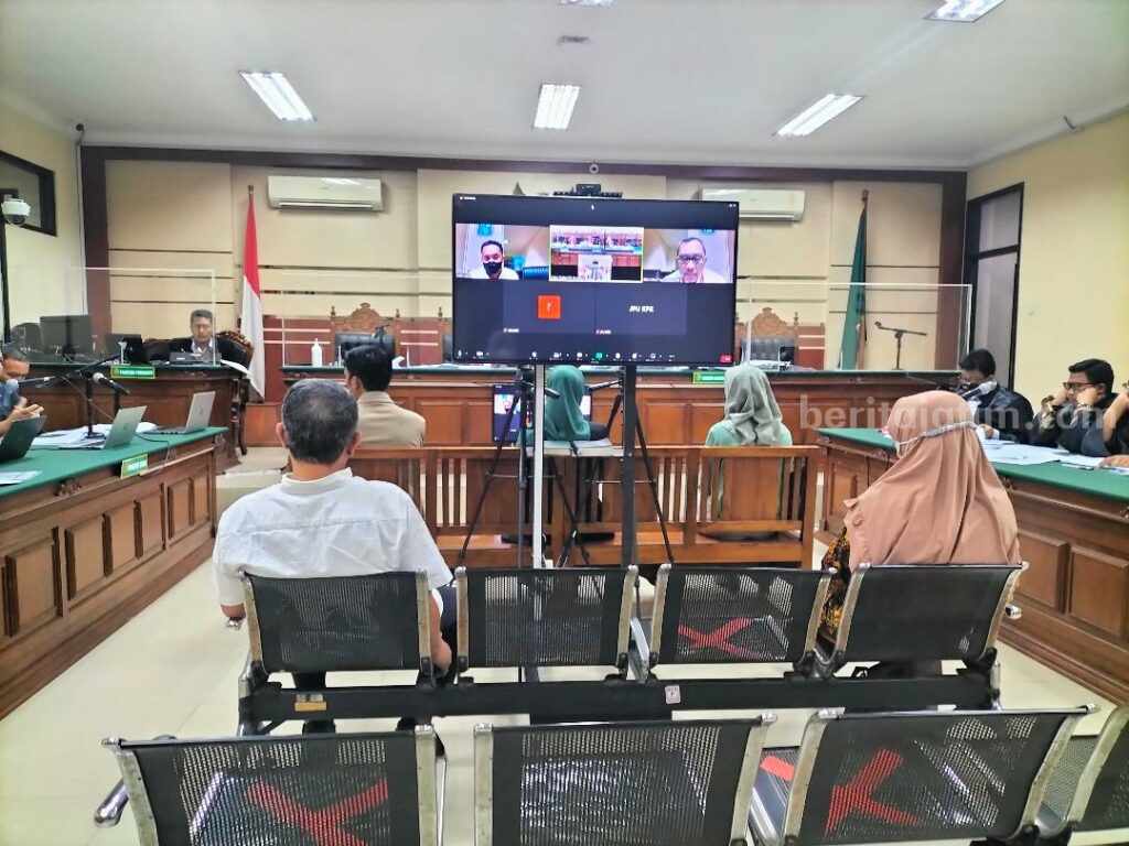 Kusnadi Sempat Curhat saat Dihadirkan sebagai Saksi Kusnadi dihadirkan dalam sidang perkara dugaan suap terhadap Sahat Tua P Simandjutak di PN Tipikor Surabaya.