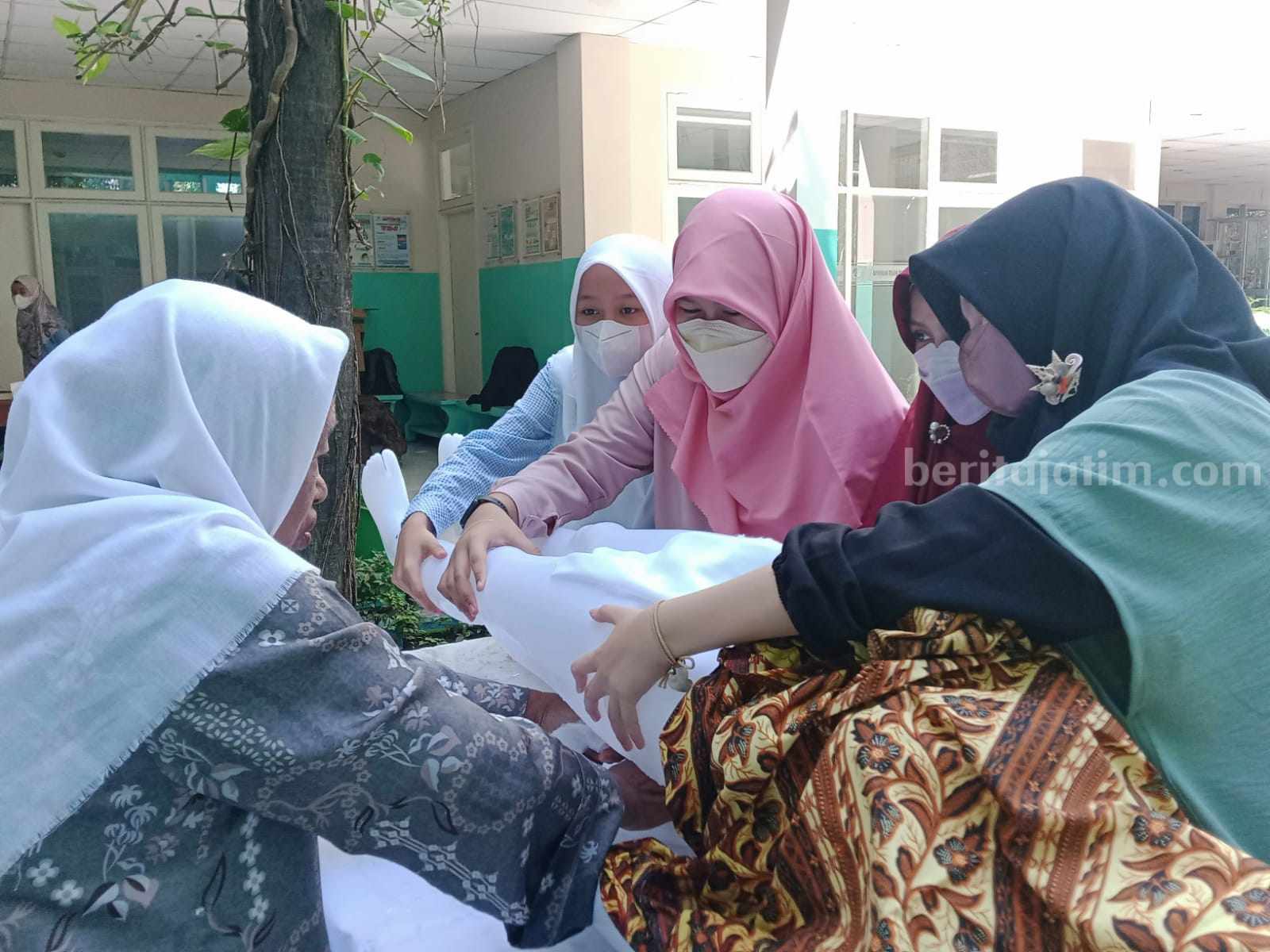 Siswa SMP Al Falah Deltasari Sidoarjo belajar merawat jenazah.