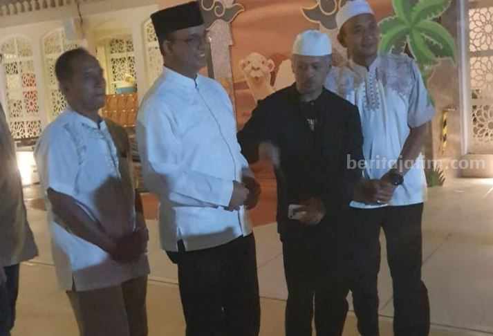 Anies Baswedan mampir di masjid Ar-Rahman Kota Blitar usai berziarah di makam Bung Karno Kota Blitar.