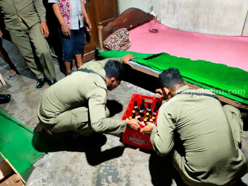 Satpol PP Lamongan Amankan Miras, Pemiliknya Kabur Barang bukti miras yang diamankan Satpol PP Lamongan dari Ops Miras (Foto: Dok. Satpol PP Lamongan).