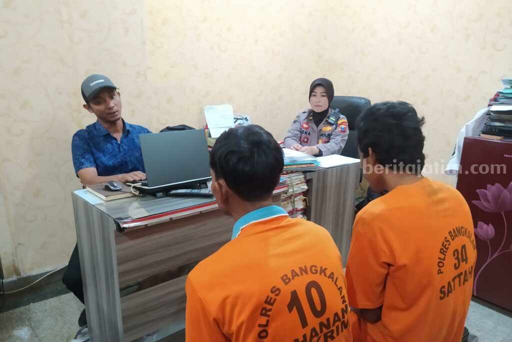 Pemeriksaan pelaku pencurian HP di Mapolres Bangkalan (Foto: Zamachsari/beritajatim.com)