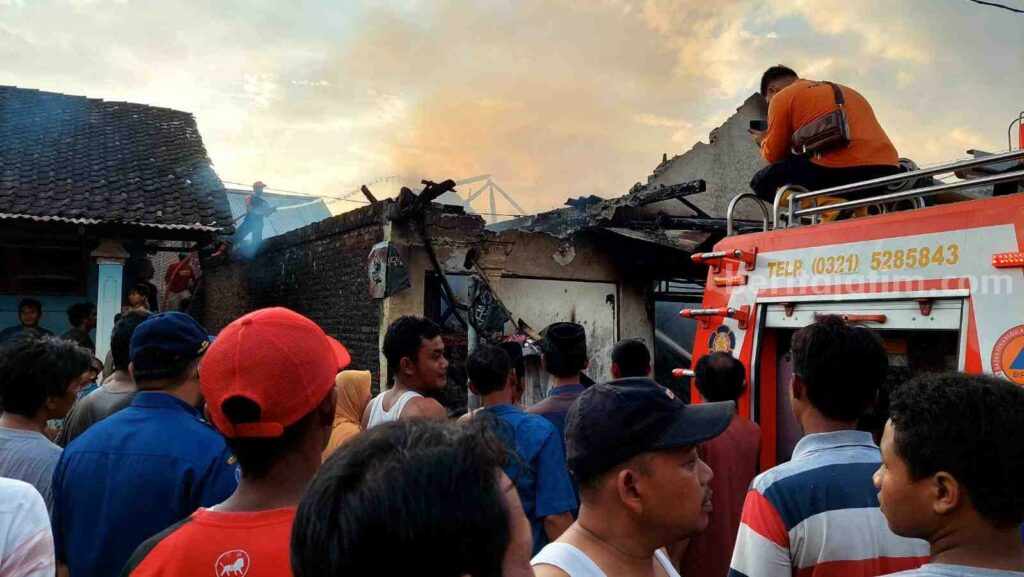Api membakar rumah usaha milik Sukri (60) di Dusun Jatiombo, Desa Baureno, Kecamatan Jatirejo, Kabupaten Mojokerto. [Foto : ist]