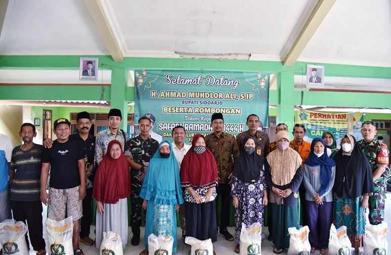 Bupati Sidoarjo Gus Muhdlor dan warga penerima bantuan pangan