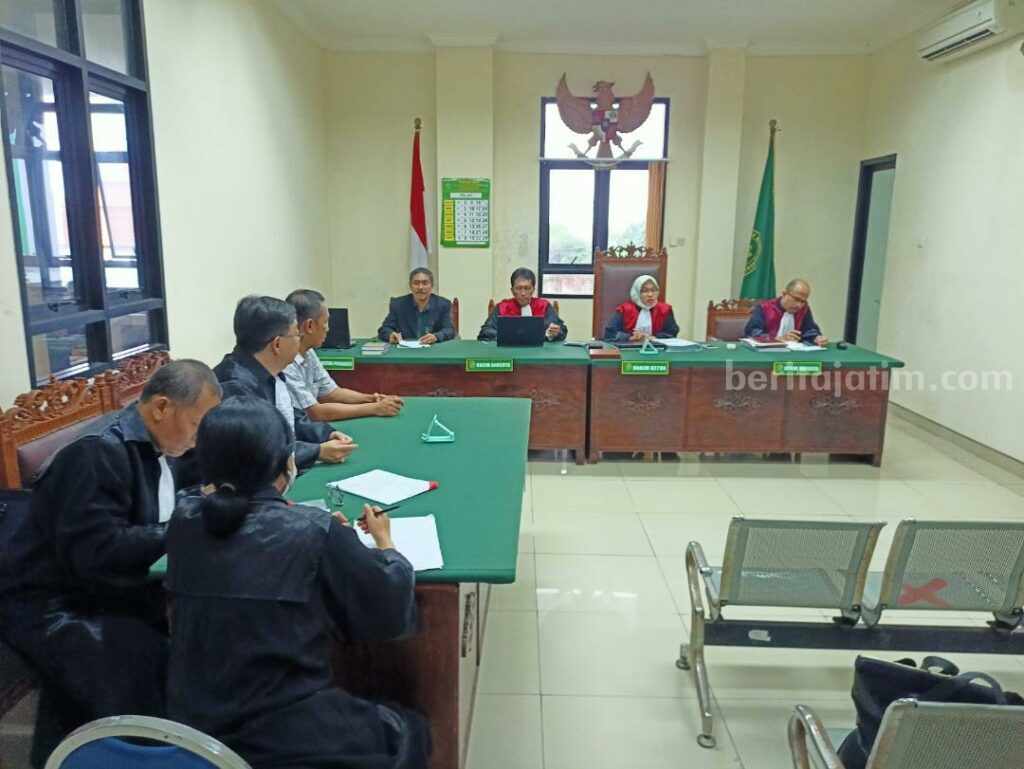 Yudi Setiawan saat mengajukan PK Di PN Tipikor Surabaya