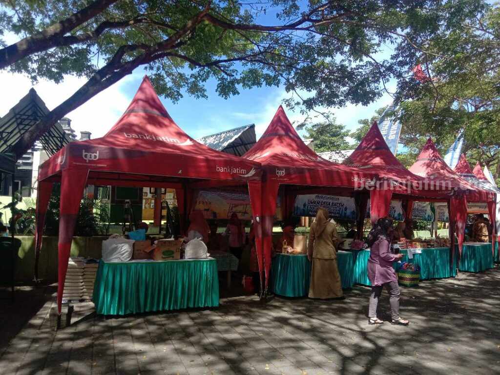 Pedagang di bazar Ramadan RTH Kanigoro kabupaten Blitar mengeluhkan sepinya penjualan.