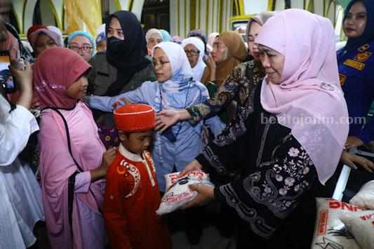 Gubernur Jawa Timur Khofifah Indar Parawansa memberikan beras pada jemaah tarawih Masjid Jamik Sumenep (foto : Humas Pemprov Jatim)