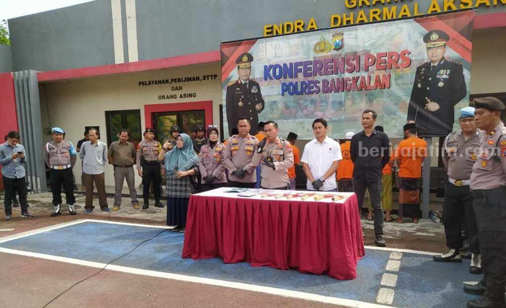 Pelaku Pembacokan Bangkalan Akhirnya Ditangkap Para tersangka pelaku pembacokan di Bangkalan, saat berada di Mapolres (Foto: Zamachsari/beritajatim.com).