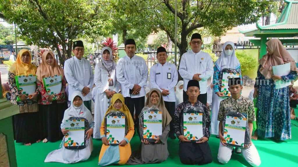 Kepala Kemenag Tuban saat memberikan bantuan di acara Peringatan Nuzulul Quran. [Foto: Diah Ayu/beritajatim.com]