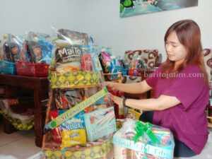 Owner Chiz Parcel Arie Siska Herviyanti saat ditemui di Kelurahan Doromukti, Kecamatan Tuban, Kabupaten Tuban. [Foto: Diah Ayu/beritajatim.com]