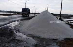 Lahan garam yang ada di wilayah Kabupaten Sampang (Foto: Zamachsari/beritajatim.com)