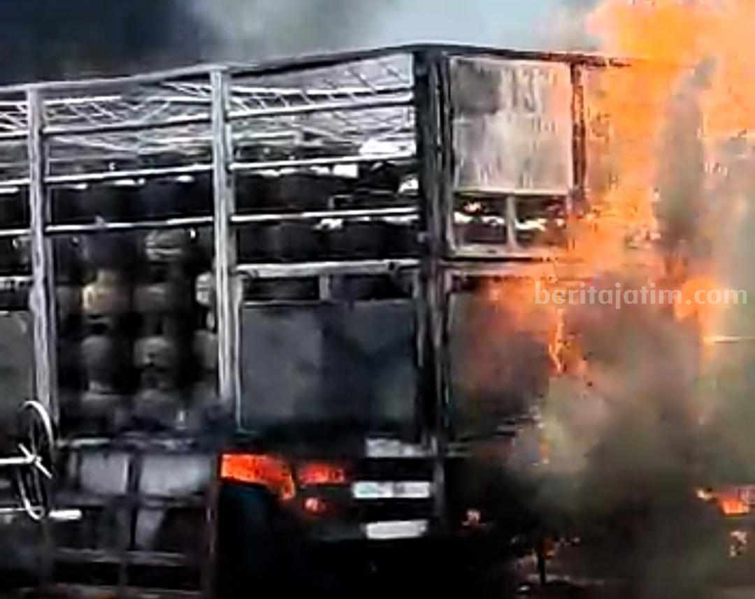 Kendaraan truk yang bermuatan 560 tabung gas LPG 3 kilogram terbakar di bengkel las Dusun Rambit, Desa Sokosari, Kecamatan Soko, Kabupaten Tuban. [Foto: Diah Ayu/beritajatim.com]