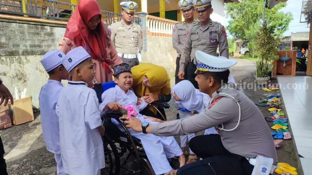 Kasat Lantas Polres Tuban AKP Kadek Aditya Yasa Putra saat memberikan bantuan kursi roda di TK PKK Harapan Bunda Desa Jadi, Kecamatan Semanding, Kabupaten Tuban. [Foto: Diah Ayu/beritajatim.com]