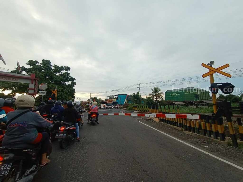 Jalan Tanjung Kota Blitar yang telah dilengkapi palang pintu perlintasan kereta api.