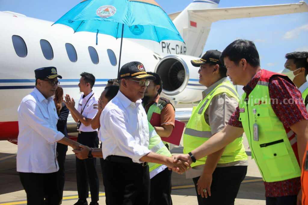 Menko PMK Muhadjir Effendy bersama Menhub Budi Karya Sumadi meninjau persiapan keberangkatan umrah di Bandara Internasional Jawa Barat (BIJB) pada Sabtu (15/4/2023).