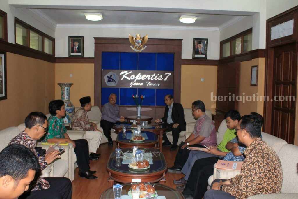 Universitas Billfath saat dinobatkan sebagai kampus unggulan Kemendikbudristek, melalui LLDIKTI Jawa Timur, bidang Implementasi Sistem Penjaminan Mutu Internal (Foto: dok. Universitas Billfath Lamongan).