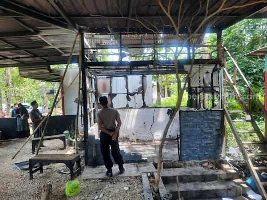 Kondisi cafe Tok Patok Gandimg Sumenep hangus terbakar.
