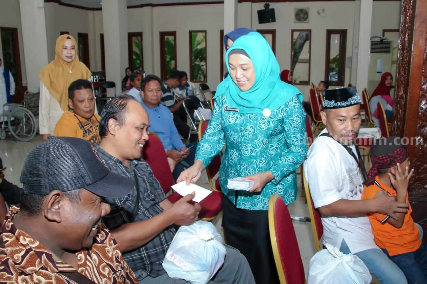 Penyerahan santunan Ramadhan untuk penyandang disabilitas Lamongan, di Pendopo Lokatantra (Foto: A. Thoriq Hidayatullah/beritajatim.com).