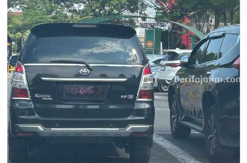 Mobil dinas Pemkab Ngawi yang diduga dipakai plesir Lebaran sampai Plaza Surabaya.