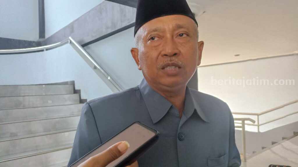 Ketua DPRD Tuban H Miyadi saat dikonfirmasi oleh reporter Beritajatim.com usai rapat paripurna. [Foto : Diah Ayu/beritajatim.com].