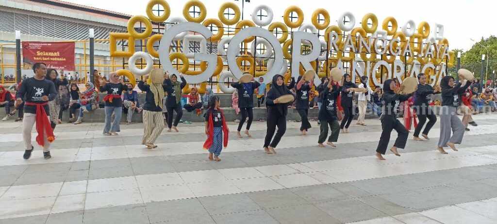 Penari yang mengikut tari flashmop di halaman GOR Tuban. [Foto:Diah Ayu/beritajatim.com]