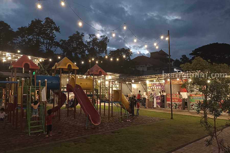 Suasana playground Kopi Telu Pandaan.