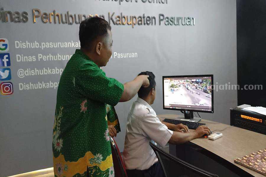 Pegawai Dishub Kabupaten Pasuruan saat melakukan pengecekan CCTV