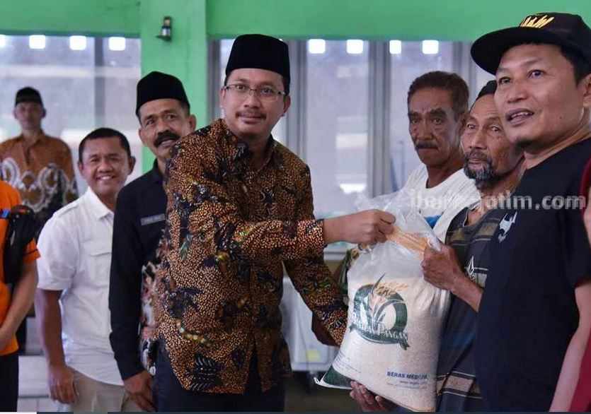 Bupati Gus Muhdlor menyerahkan bantuan pangan kepada warga Sidoarjo.