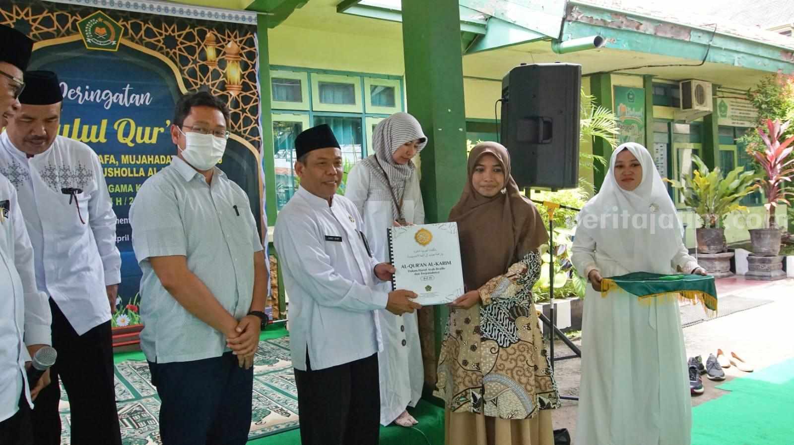 Kepala Kemenag Tuban saat memberikan bantuan di acara Peringatan Nuzulul Quran. [Foto: Diah Ayu/beritajatim.com]