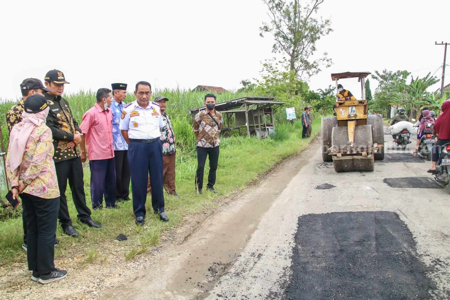 Jalan berlubang di Lamongan yang sedang diperbaiki menjelang Hari Raya Idulfitri 1444 H (Foto: A. Thoriq Hidayatullah/beritajatim.com).