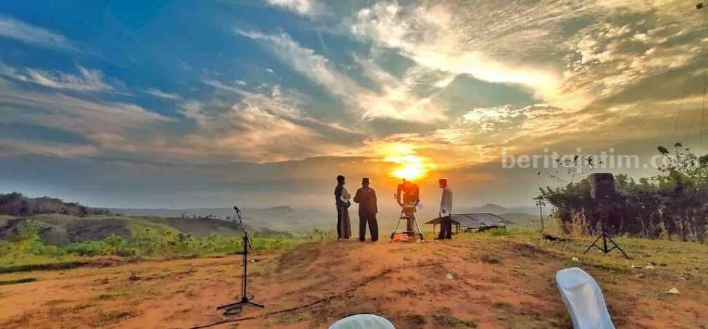 Cuaca Mendung, Hilal Tidak Terlihat di Blitar Kemenag kabupaten Blitar akan menggelar rukyatul Hilal di bukit Banjarsari atau Soeharto di kecamatan wonotirto kabupaten Blitar pada tanggal 20 April 2023 mendatang