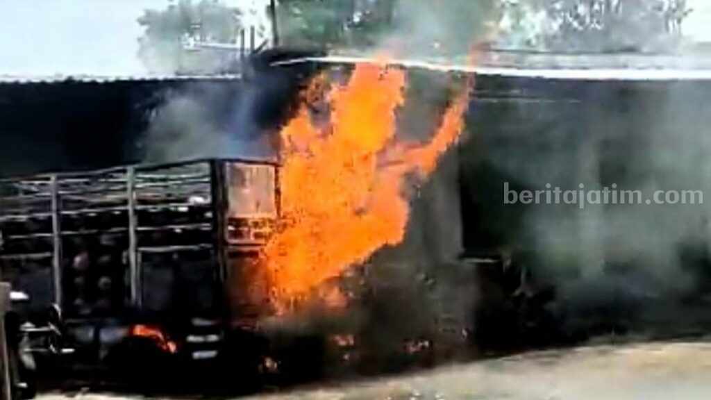 Kendaraan truk yang bermuatan 560 tabung gas LPG 3 kilogram terbakar di bengkel las Dusun Rambit, Desa Sokosari, Kecamatan Soko, Kabupaten Tuban. [Foto: Diah Ayu/beritajatim.com]