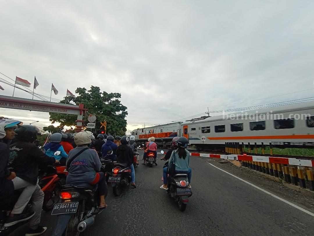 Jalan Tanjung Kota Blitar yang telah dilengkapi palang pintu perlintasan kereta api.